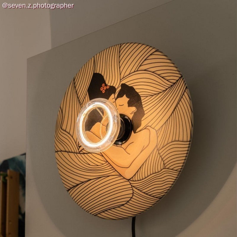 OVNI Abajur de madeira ilustrado por vários artistas dupla face - 33 cm de diâmetro