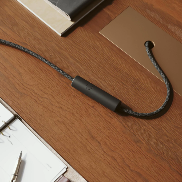 Dimmer universal com botão de pressão e ligação à terra para lâmpadas incandescentes e LED dimerizáveis - Preto