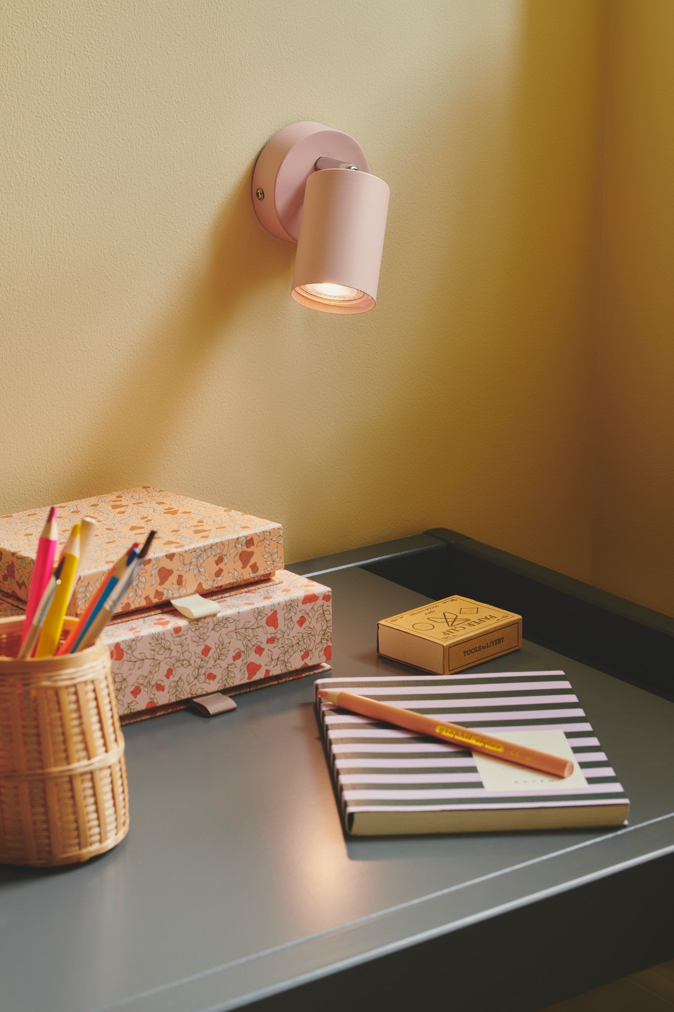 Candeeiro de Parede Explore