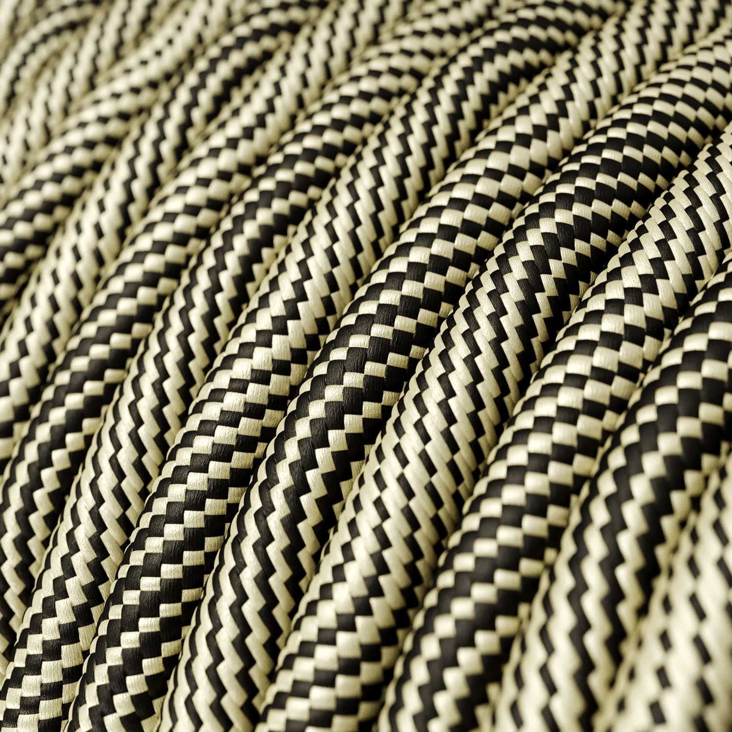 Candeeiro suspenso com cabo têxtil e detalhes em metal contrastantes - Fabricado em Itália