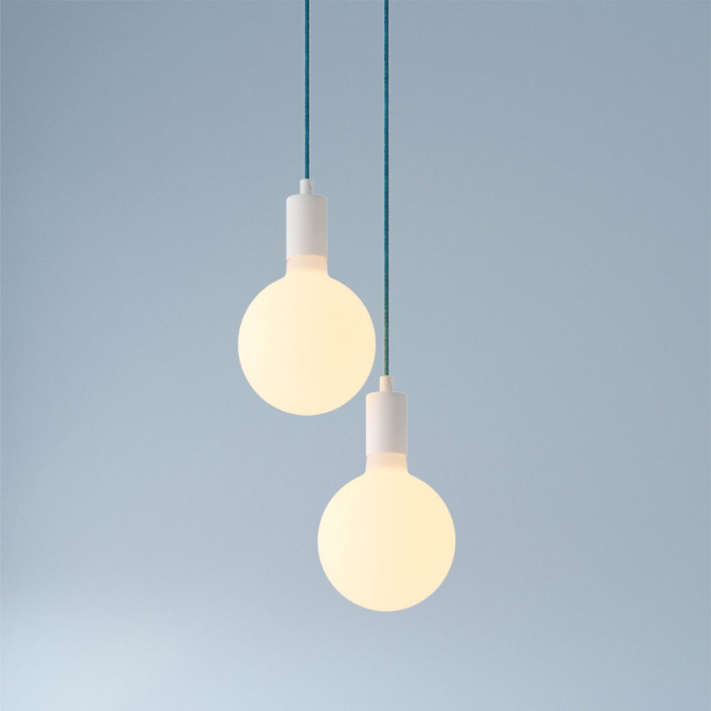 Candeeiro multipendente para 2 luzes com cabo de tecido e acabamentos em metal