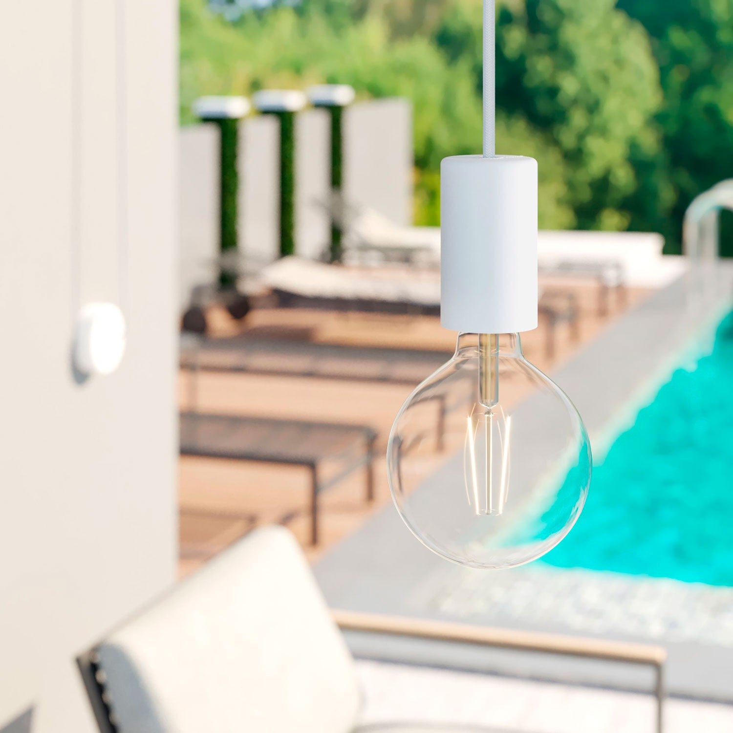 Suspensão com Cabo Têxtil, Descentralizador, Rosácea de Teto em Silicone e Casquilho IP65 para uso exterior