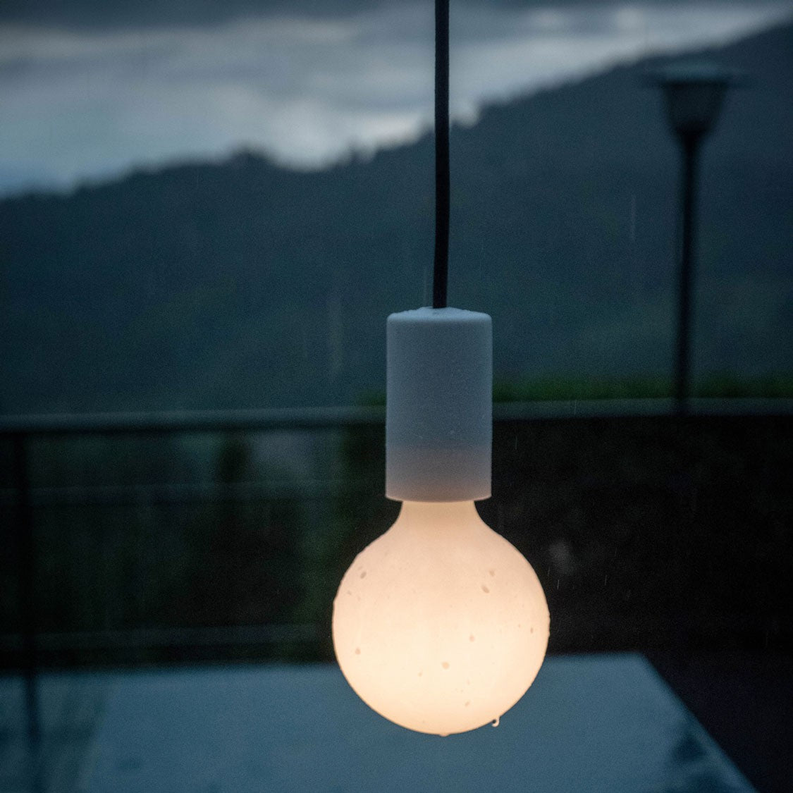 Suspensão com Cabo Têxtil, Descentralizador, Rosácea de Teto em Silicone e Casquilho IP65 para uso exterior