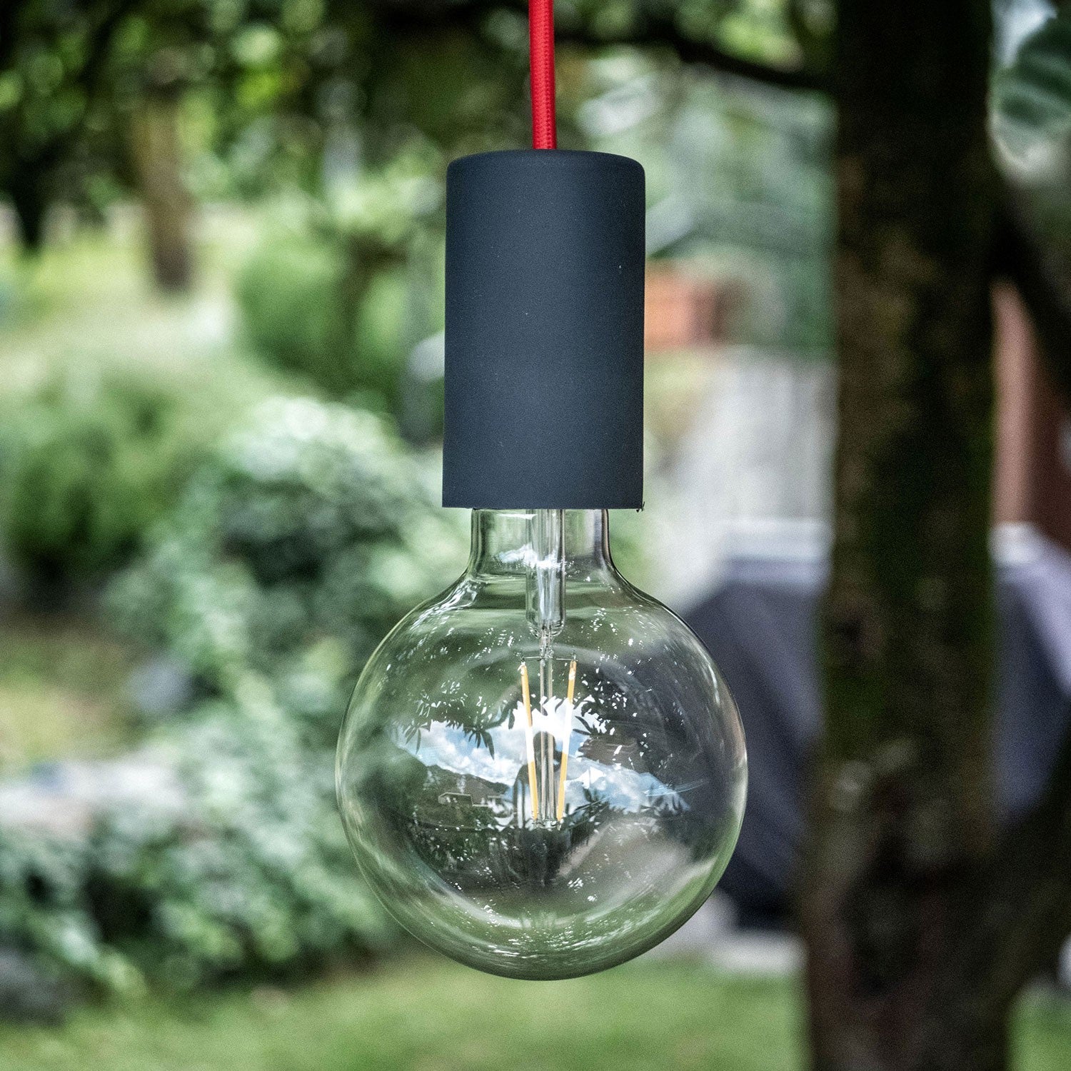 Suspensão com Cabo Têxtil, Descentralizador, Rosácea de Teto em Silicone e Casquilho IP65 para uso exterior